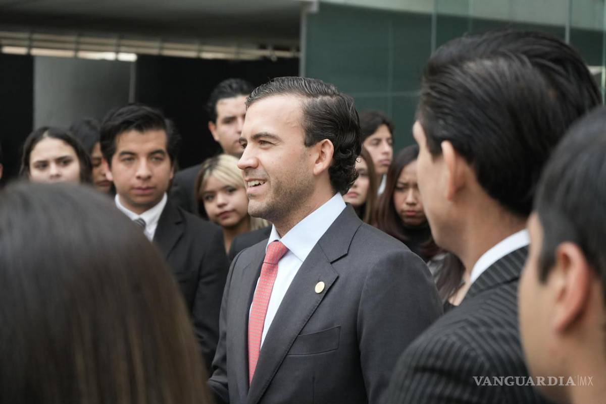 $!El legislador dialogó con los jóvenes sobre la importancia de su participación en la política y los asuntos públicos.