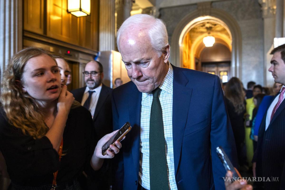 $!El senador republicano por Texas, John Cornyn, habla con los periodistas sobre la nueva propuesta de ayuda militar para Ucrania.