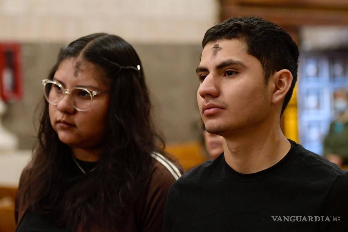 $!Fieles acudieron a templos de la ciudad para recibir la ceniza, en el arranque de la preparación espiritual rumbo a la Pascua.