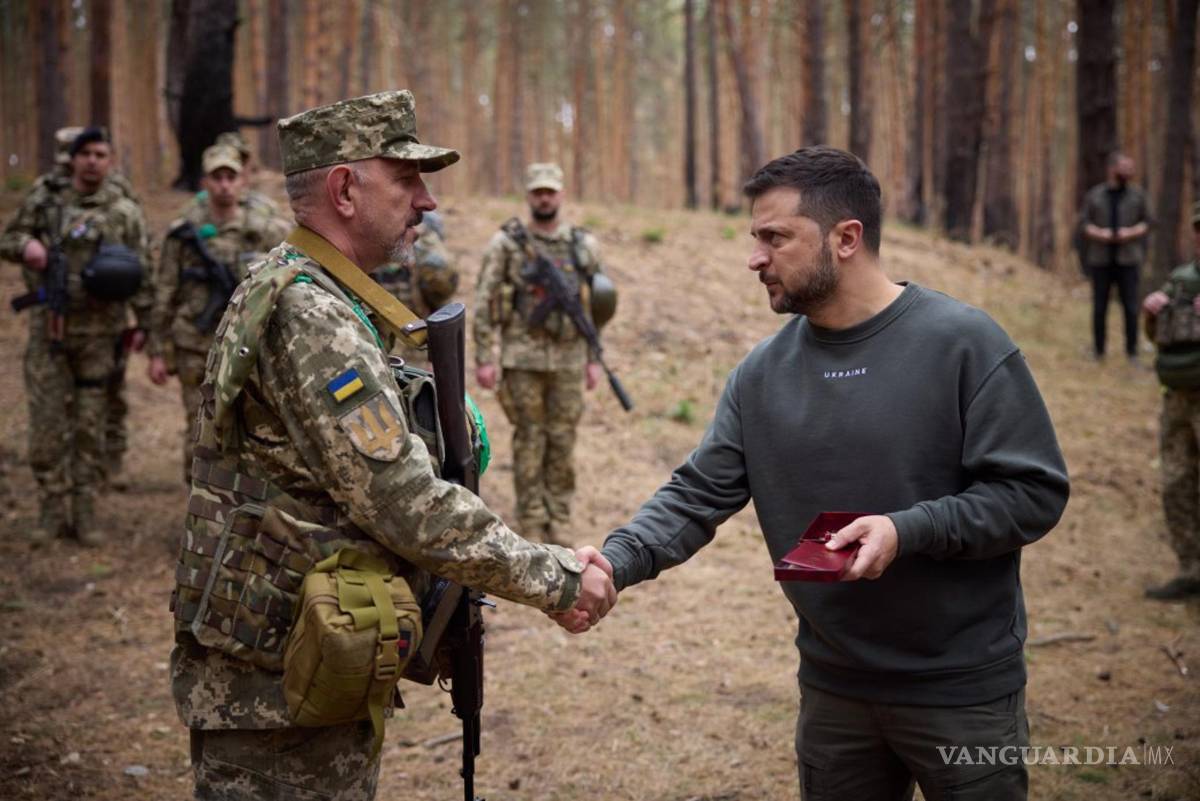 $!El presidente Volodímir Zelenski (d) recompensa a militares ucranianos durante su visita a posiciones militares en la línea del frente entre Lyman y Kupiansk.
