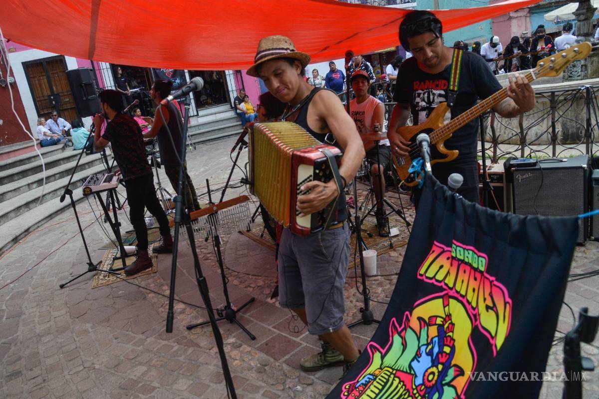 $!Vida cotidiana en el centro de Guanajuato durante el tercer día de actividades del 50 Festival Internacional Cervantino (FIC).