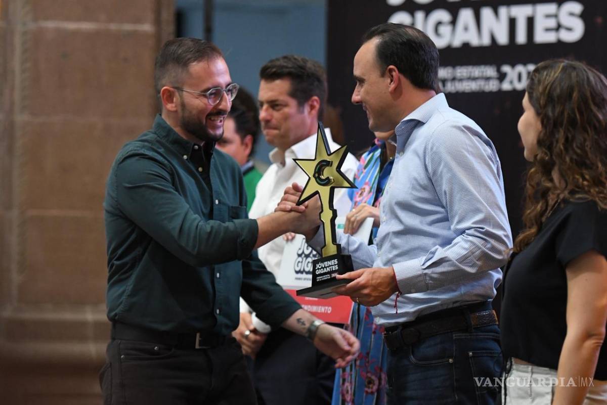 $!Manolo Jiménez reconoció a los jóvenes coahuilenses que destacaron por su talento y compromiso social.