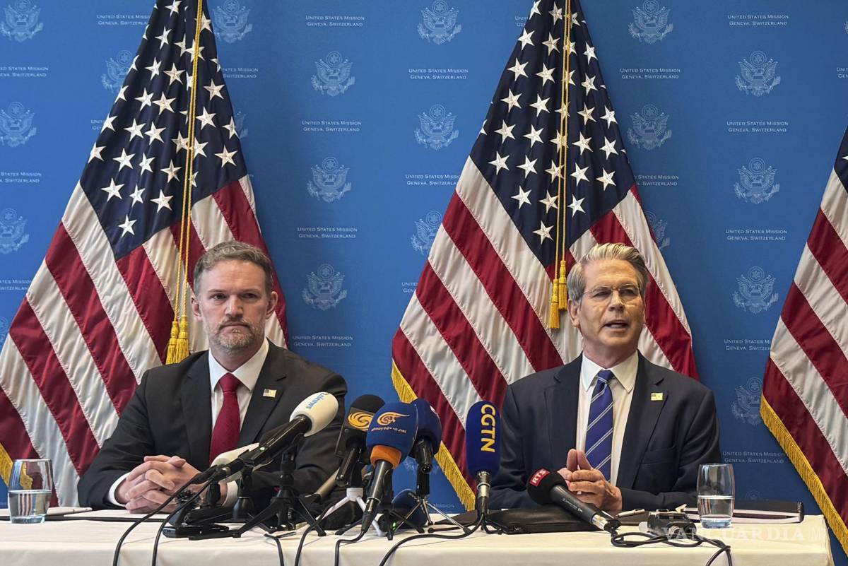 $!El secretario del Tesoro de Estados Unidos, Scott Bessent (d), y el representante de Comercio, Jamieson Greer, anuncian la reducción de aranceles a China en Ginebra.