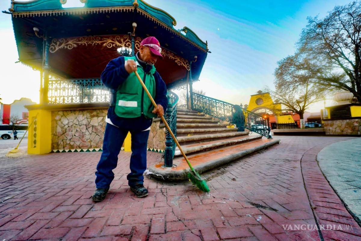$!Desde temprana hora, cuadrillas del Municipio realizaron labores de limpieza en la Plaza Principal.