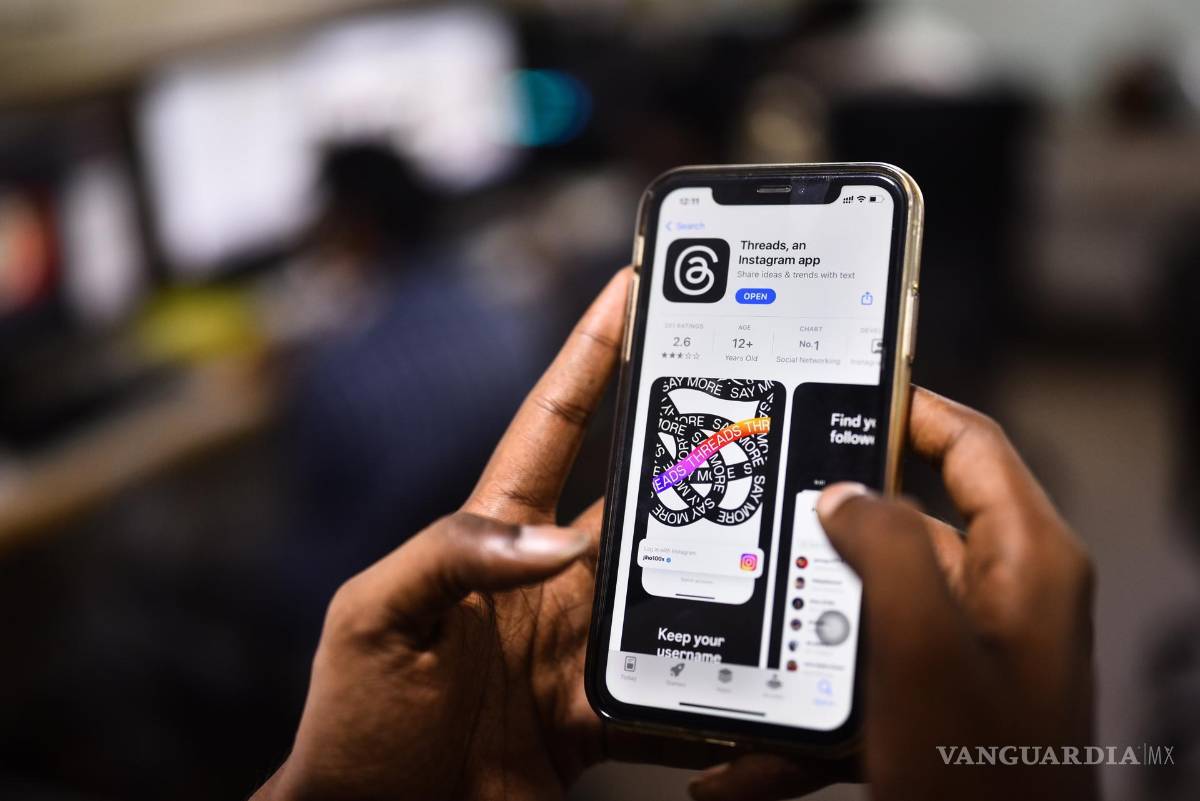 $!Un empleado descarga la aplicación Threads recientemente presentada en un iPhone en una empresa de diseño en Chennai, India.