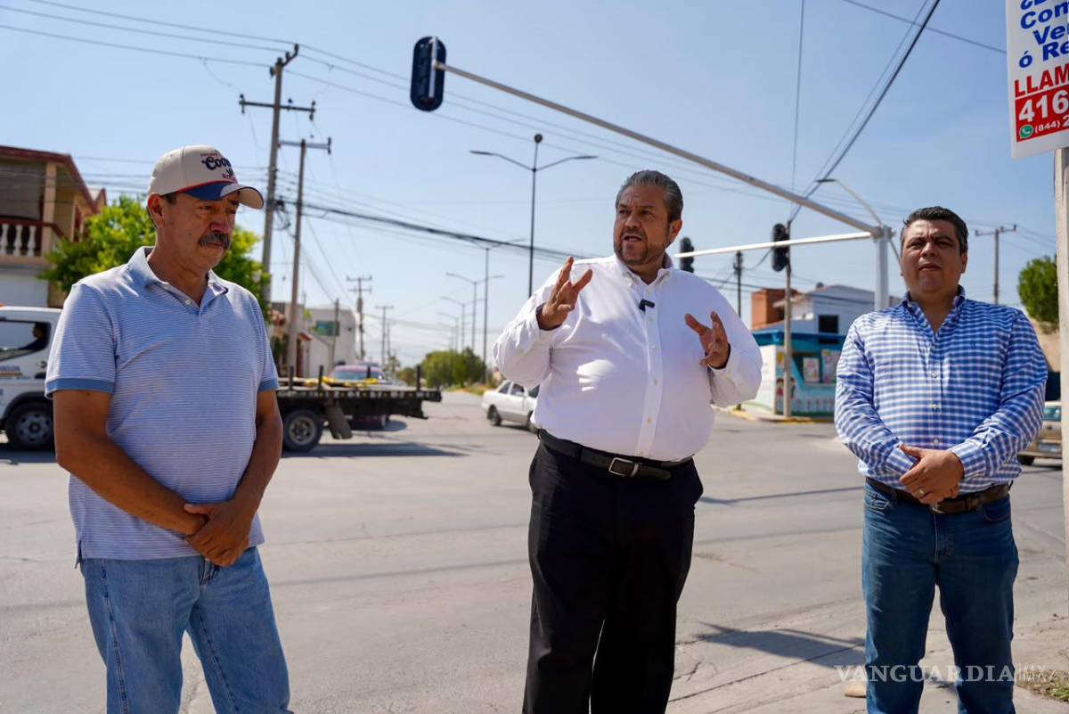 $!El alcalde Tomás Gutiérrez supervisó la instalación del nuevo semáforo en el cruce de De La Fuente y bulevar Jaime Benavides Pompa.