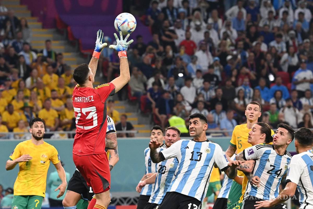 $!Emiliano Martínez en una salida para encontrarse con el balón.