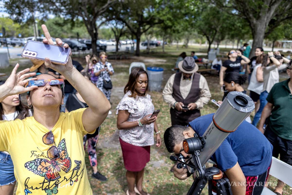 $!En el zoológico de Miami se congregaron decenas de personas para ver el fenómeno natural.