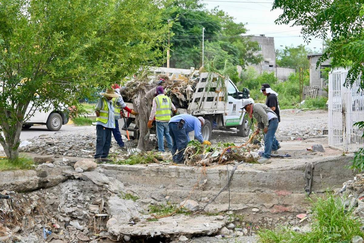 $!Brigadas municipales realizan labores de limpieza y retiro de lodo en zonas afectadas por las lluvias.