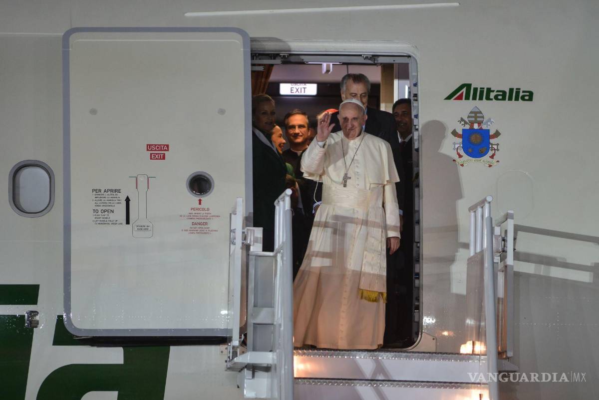 $!El Papa Francisco arribó al AICM, donde fue recibido por el presidente Enrique Peña Nieto, en su visita a nuestro país.