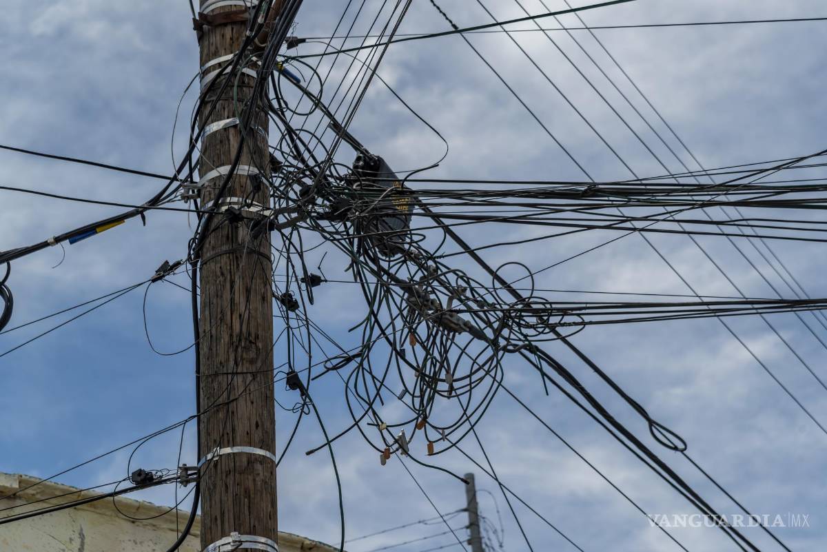 $!El cablerío que se ve por las calles del Centro es una de las imágenes con las que los visitantes tienen que convivir y hasta el momento no hay proyecto para hacer el servicio subterráneo.