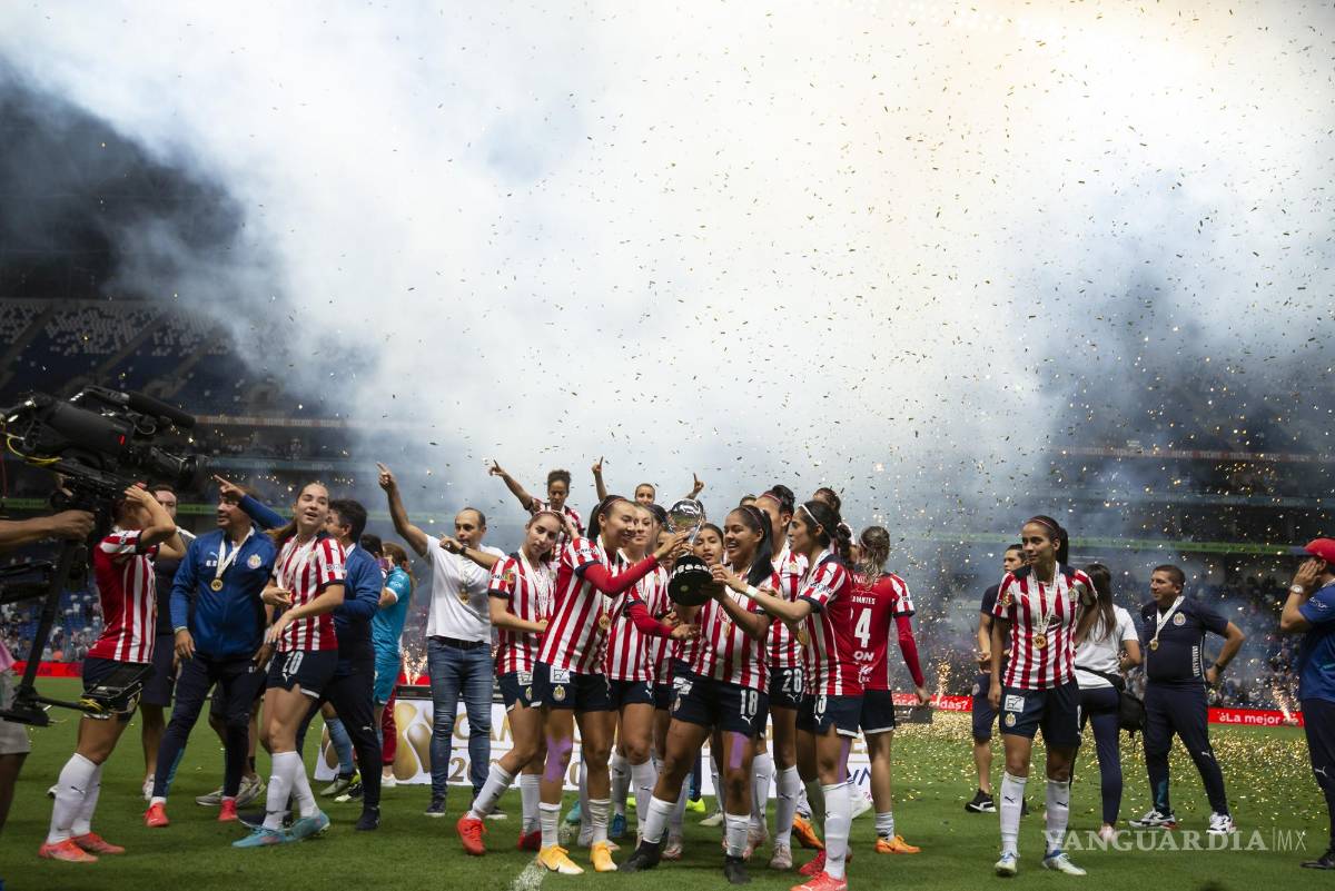 $!Jugadoras de Chivas de Guadalajara festejan al final del partido la victoria ante Rayadas de Monterrey.