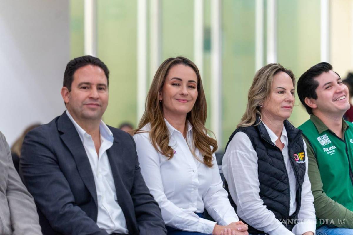 $!El alcalde Javier Díaz González y la presidenta honoraria del DIF Saltillo, Luly López Naranjo, encabezaron la ceremonia de retiro de parches