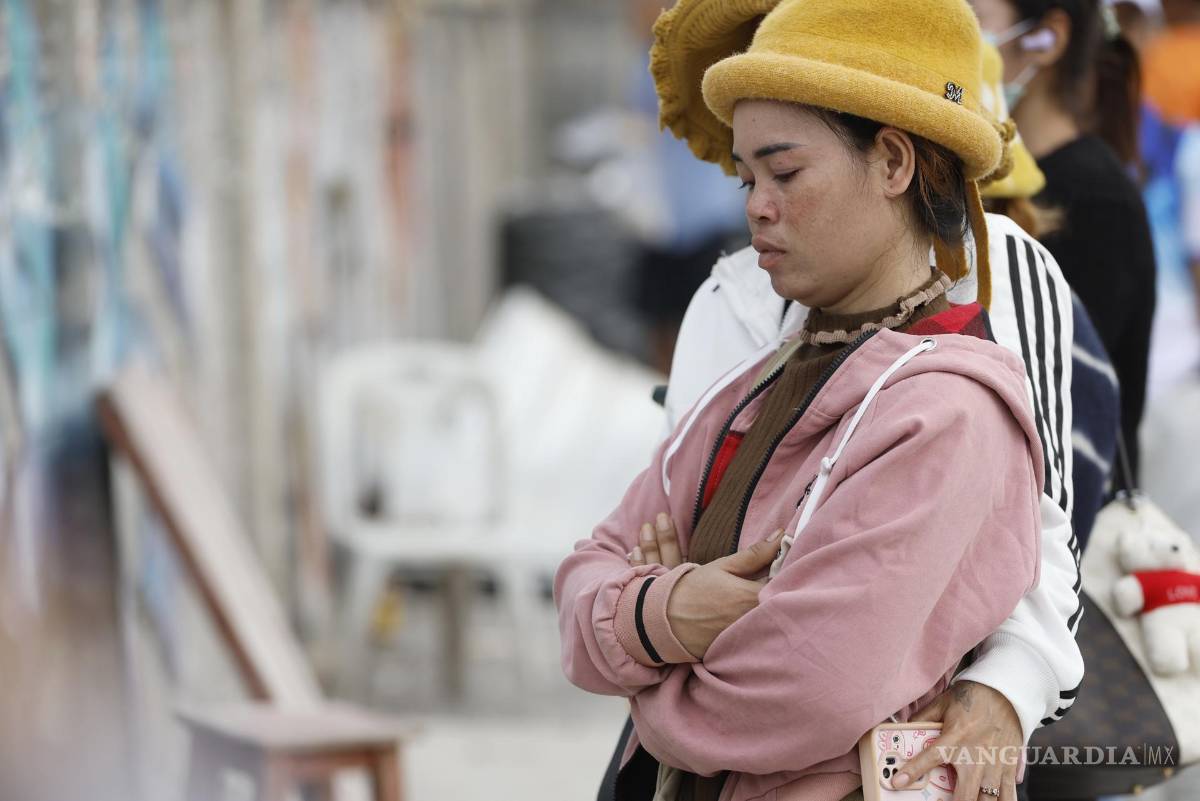 $!La gente espera durante una operación de búsqueda y rescate de sobrevivientes en el lugar de un edificio derrumbado después de un terremoto en Bangkok, Tailandia.
