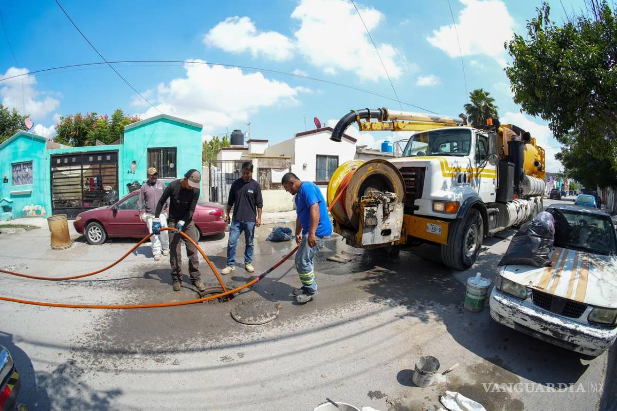 $!Los trabajos incluyen excavaciones, revisión de tuberías y uso de maquinaria especializada para identificar y corregir los problemas en las instalaciones sanitarias.