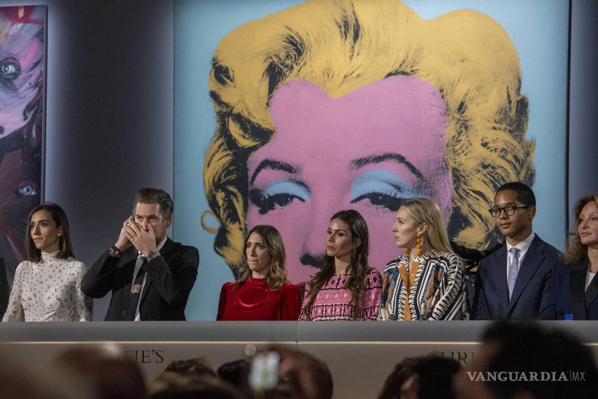 $!Empleados trabajan en los teléfonos para las ofertas de ‘Shot Sage Blue Marilyn’ de Andy Warhol en la casa de subastas Christie’s en Nueva York.