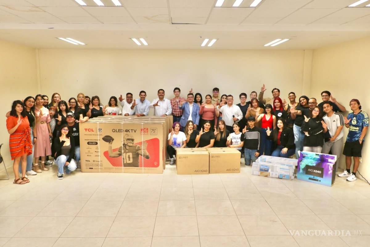$!El rector Octavio Pimentel Martínez entregó equipos tecnológicos en las facultades de la Unidad Laguna para fortalecer las actividades académicas.