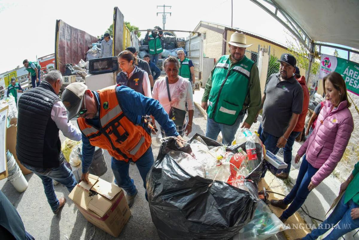 $!El programa Mercadito pa’ delante recibió PET, cartón, vidrio, llantas y aparatos electrónicos durante la jornada en Ramos Arizpe.