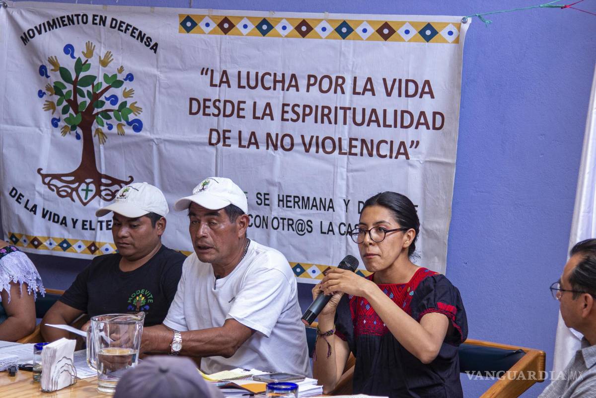 $!La abogada y académica de la Ibero Puebla, Fernanda Santos (d), habla durante una rueda de prensa este lunes, en San Cristóbal de Las Casas, Chiapas.