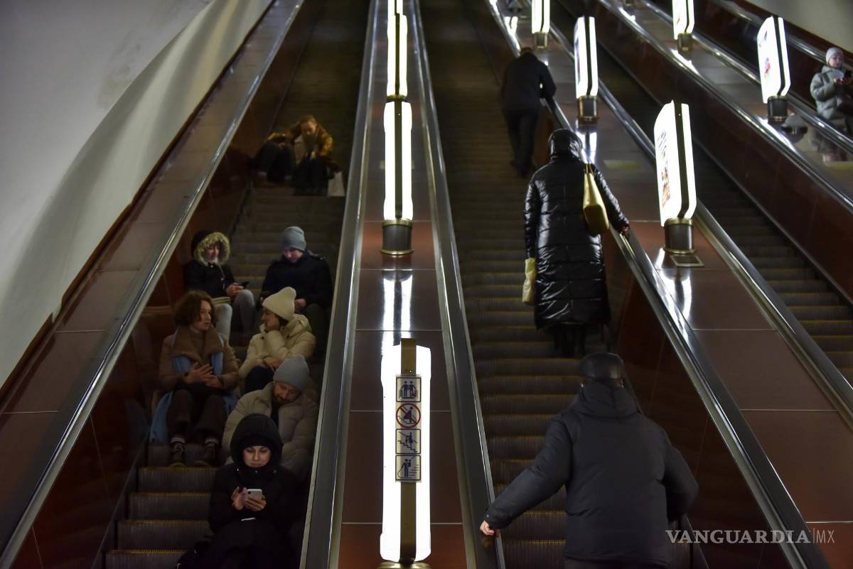 $!Personas se refugian en una estación de metro tras una alerta de ataque aéreo en Kiev.