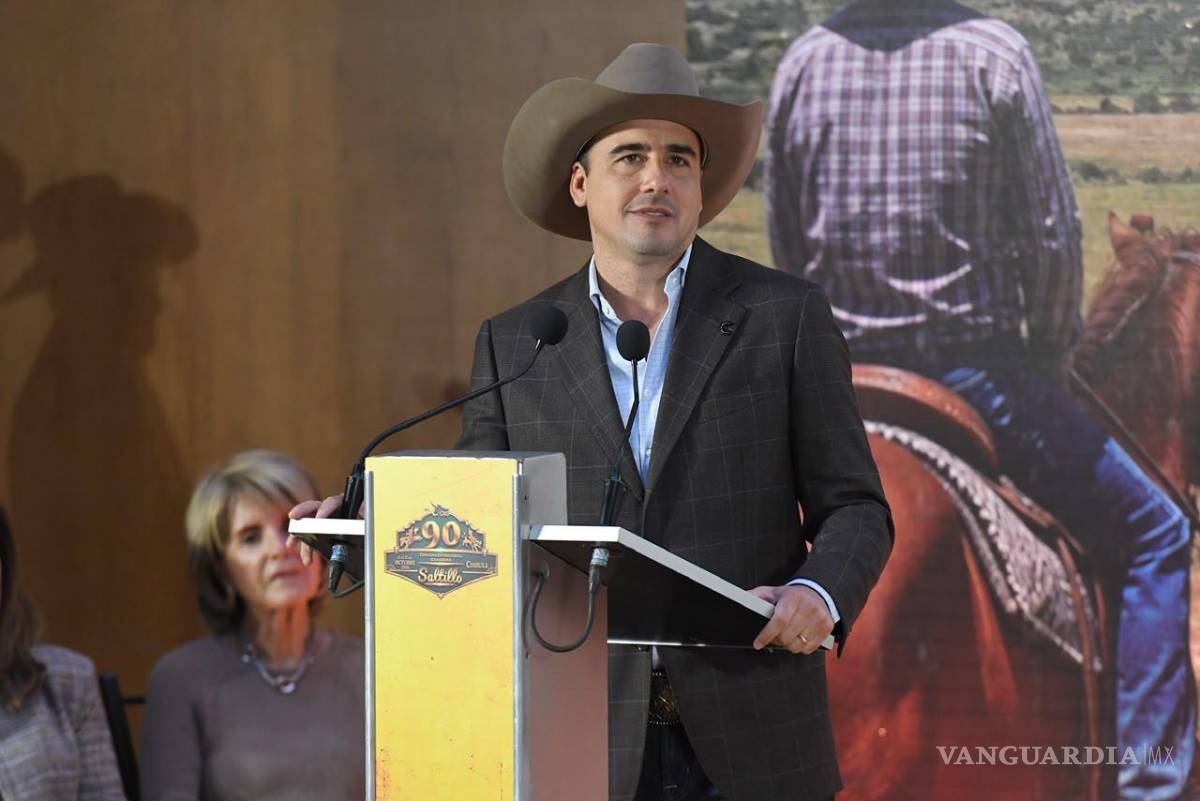 $!Durante la ceremonia el gobernador reconoció la trayectoria de expresidentes y figuras del sector pecuario.
