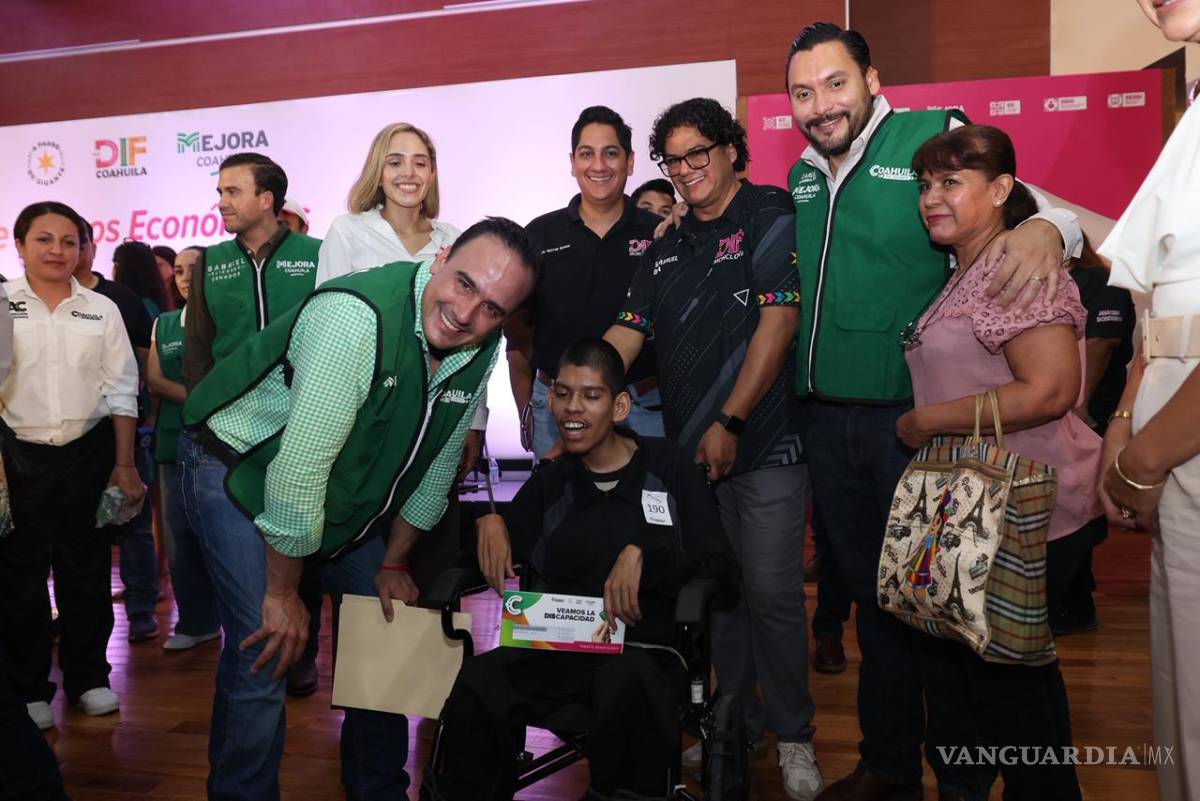 $!Autoridades estatales y municipales participaron en la entrega de los beneficios a habitantes de la Región Centro-Desierto.