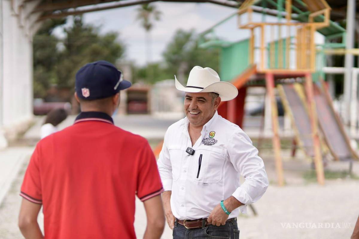 $!Feliciano Díaz Iribarren supervisó el inicio de los trabajos de limpieza y nivelación en la plaza de la colonia Jorge B. Cuellar. FOTO: CORTESÍA