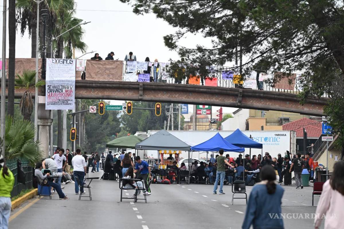 $!Los estudiantes convocaron a la sociedad a llevar lonches, tortas, café, té y otros productos para apoyar a quienes permanecen en la protesta.