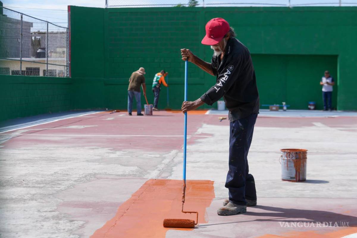 $!Los trabajos incluyen pintura y mantenimiento de bancas y estructuras del espacio público.