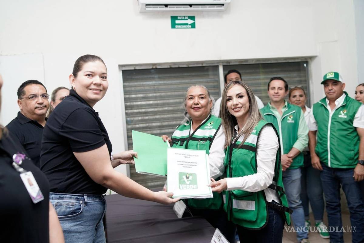 $!Alhira Reséndiz formalizó su registro como candidata a diputada local, arropada por simpatizantes.