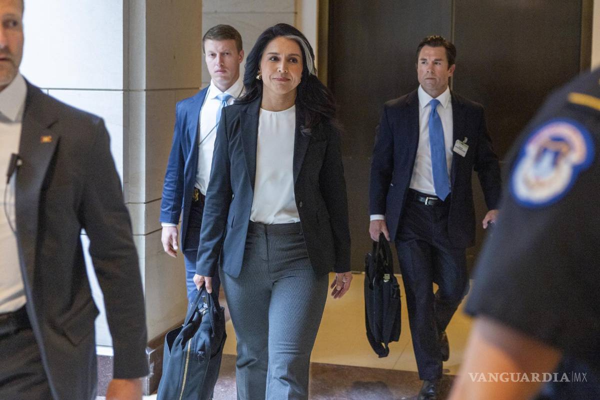 $!Tulsi Gabbard (centro), llega a una audiencia a puerta cerrada con senadores del Comité de Inteligencia de Inteligencia del Senado (SCIF) en el Capitolio