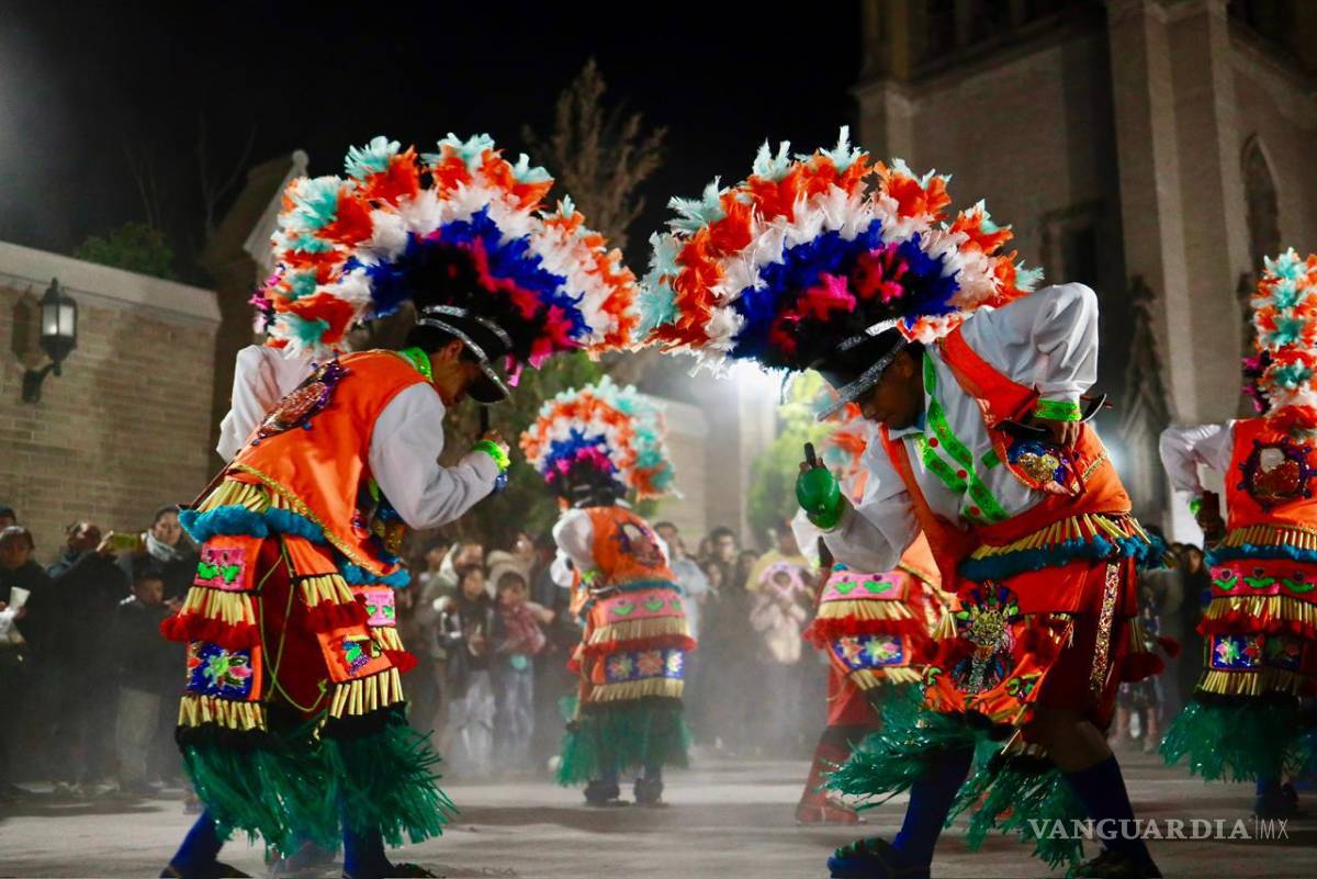 $!Danzantes realizaron sus ofrendas tradicionales frente a la imagen de la Virgen Morena.
