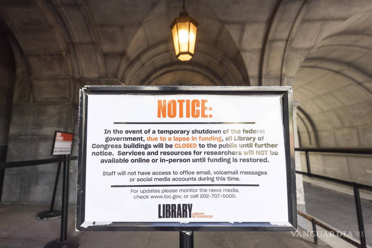 $!Un cartel a la entrada de la Corte Suprema para alertar a los visitantes de que está cerrada debido al cierre del gobierno en Washington.