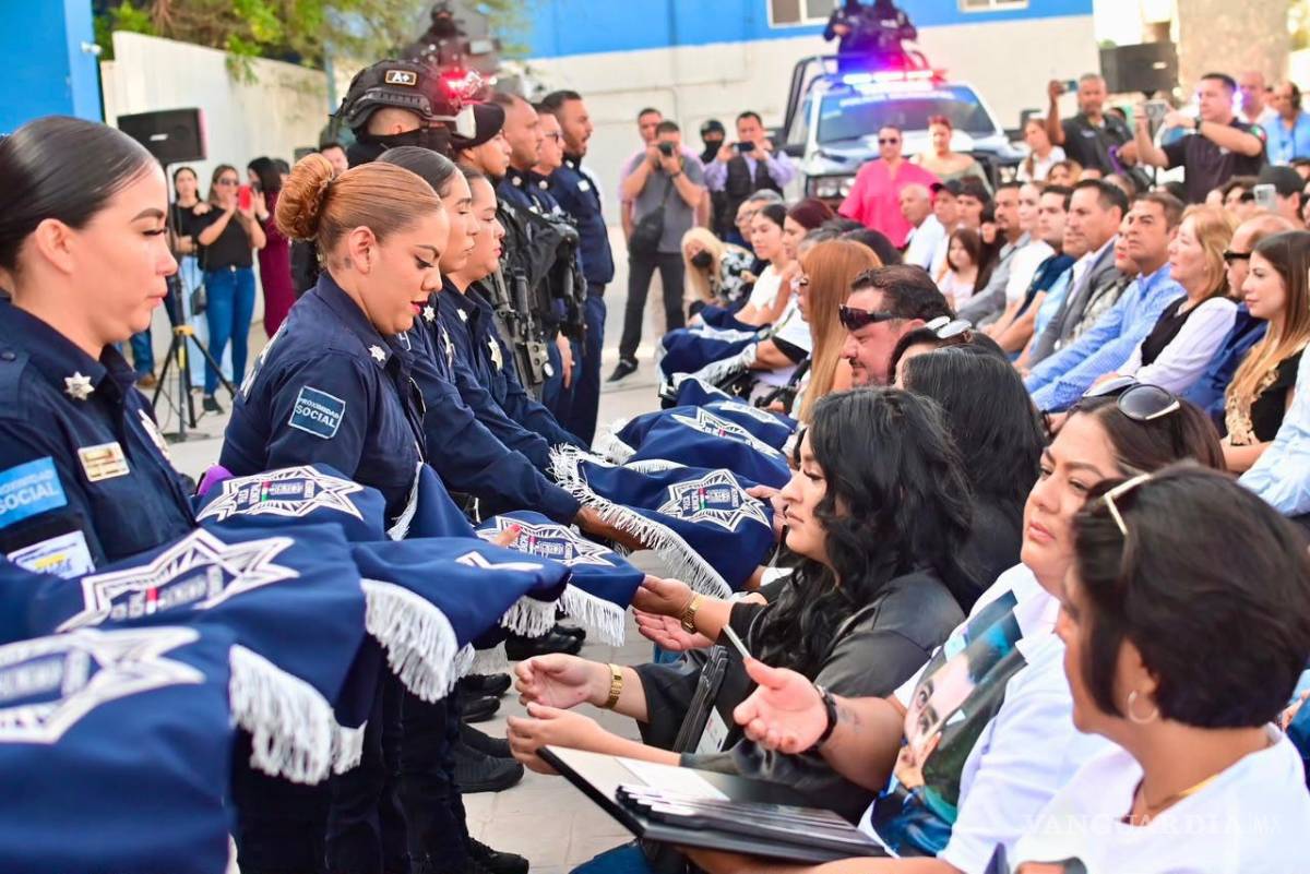 $!Familiares de los policías caídos recibieron un homenaje en memoria de quienes perdieron la vida en cumplimiento del deber.