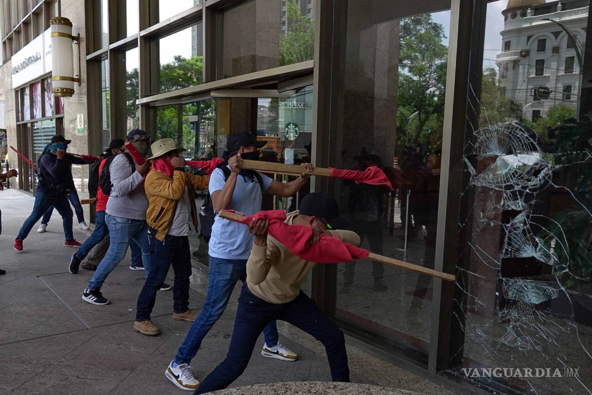 $!Integrantes de la Coordinadora Nacional de Trabajadores de la Educación rompiendo la entrada en la Torre del Bienestar durante su protesta rumbo al Zócalo.
