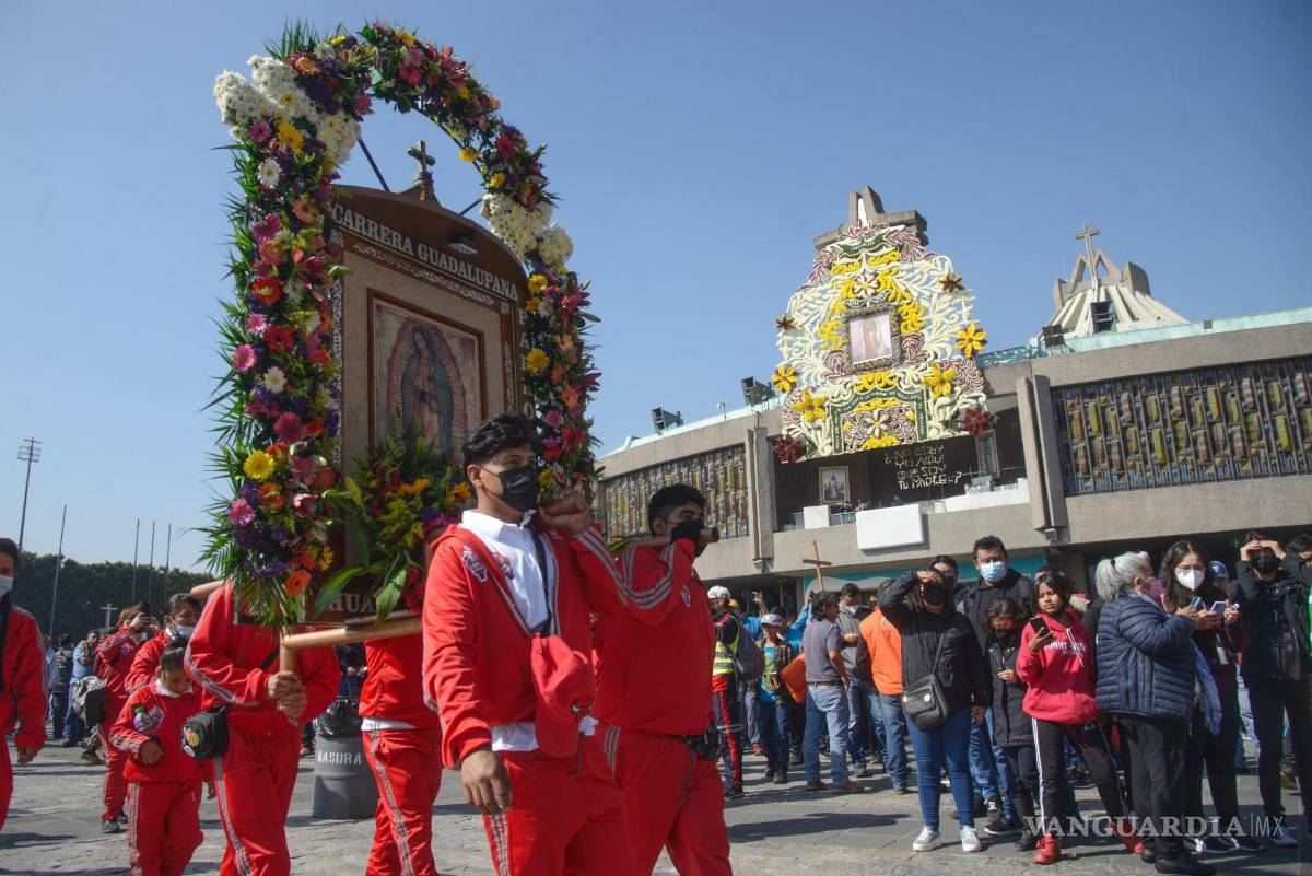 $!Miles de peregrinos de diferentes estados del País continúan llegando a la Basílica de Guadalupe.