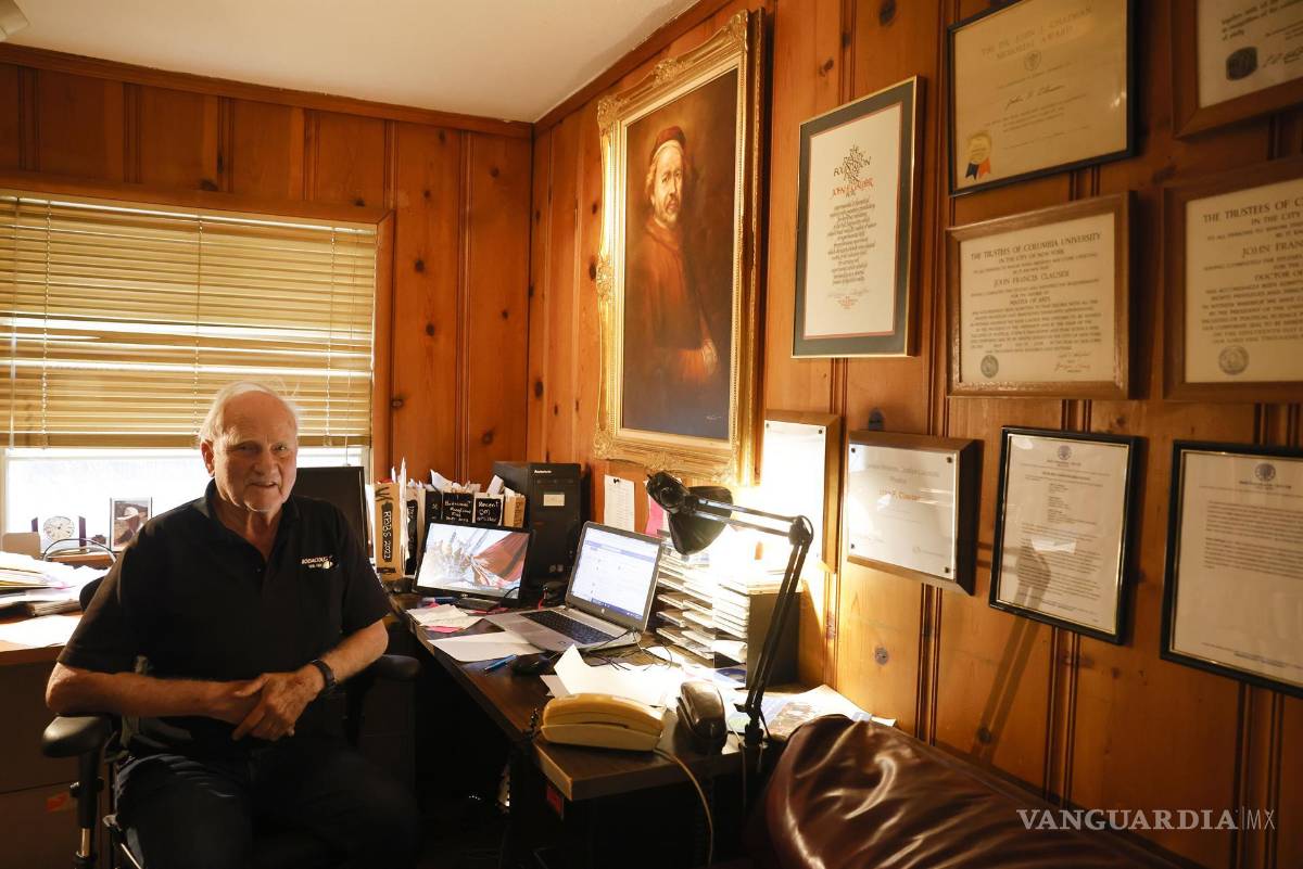 $!El científico estadounidense John Francis Clauser después de enterarse de que ganó el Premio Nobel de Física 2022 en su casa en Walnut Creek, California.