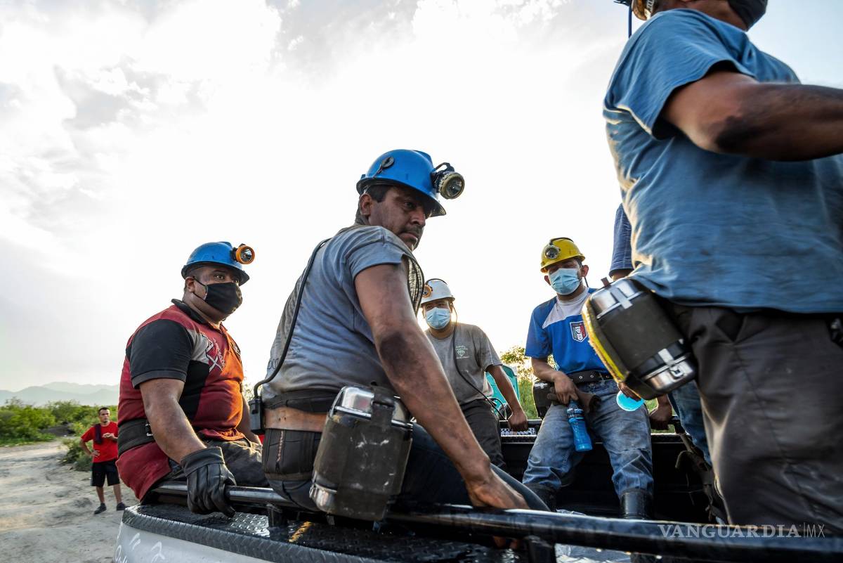 $!Pobladores de la región ganan tres veces más en las minas de lo que les pagarían en una maquiladora de la zona, donde el salario ronda los mil 200 pesos semanales.