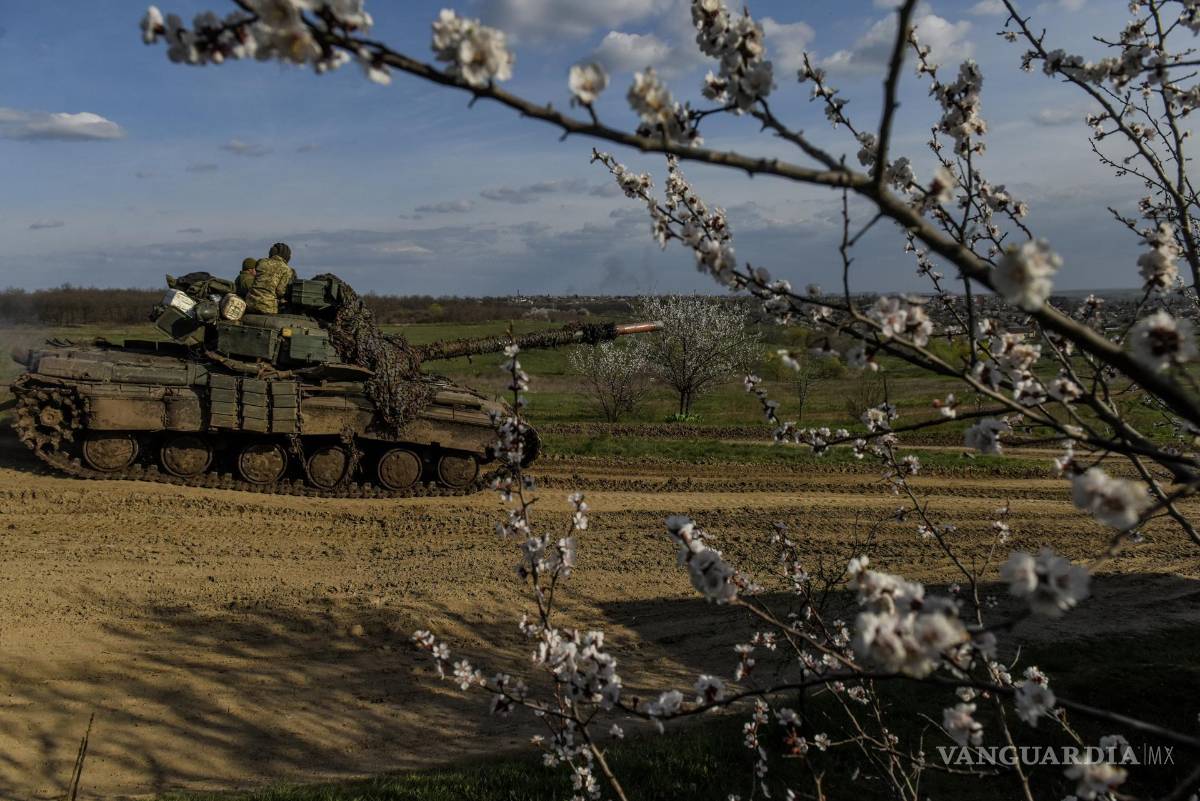 $!Un tanque se mueve en la carretera, en un lugar no revelado cerca de Bakhmut, región de Donetsk, Ucrania.