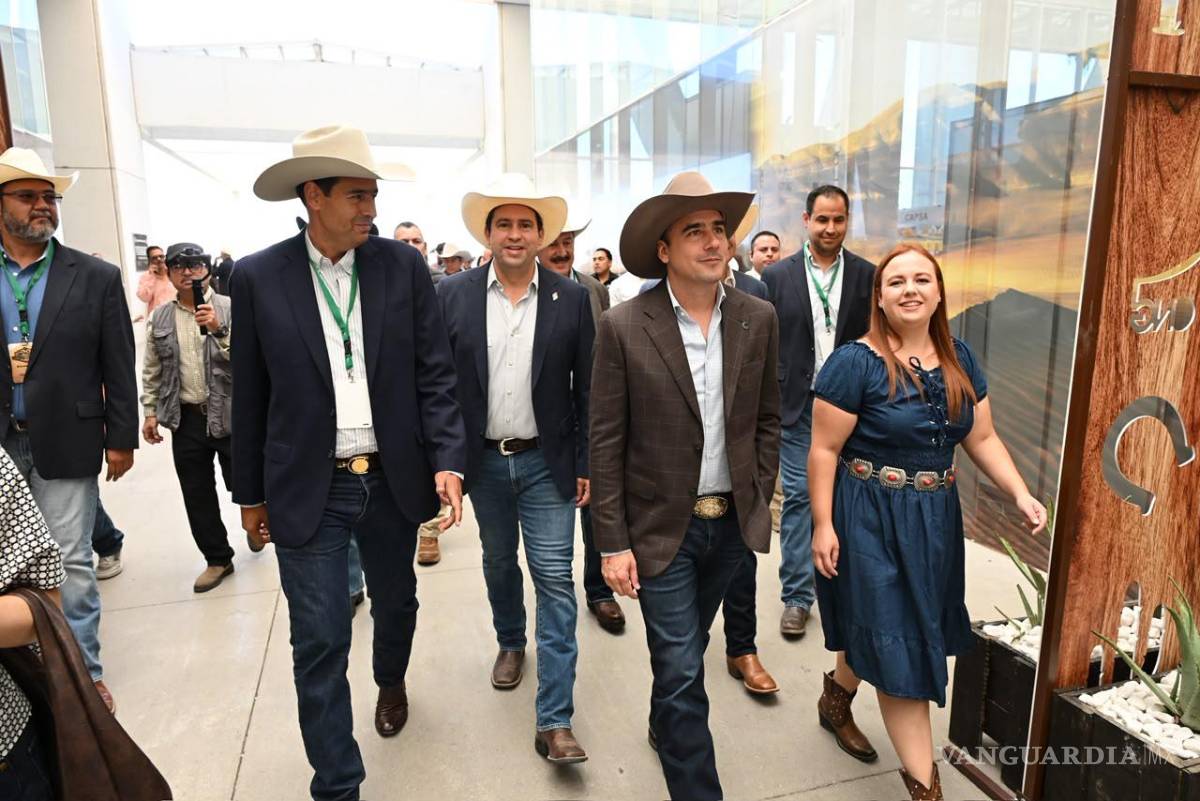 $!Autoridades estatales y líderes ganaderos recorrieron las instalaciones de la convención.