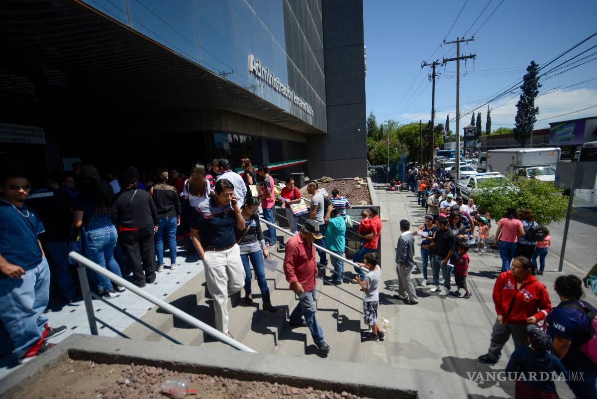 $!¡Una locura! Saturan miles de saltillenses oficinas del SAT; contribuyentes acuden a realizar su declaración anual como personas físicas