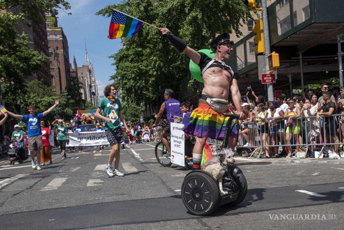 $!Un manifestante en un segway celebra a la comunidad LGBTQ+ durante la Marcha del Orgullo en Nueva York.