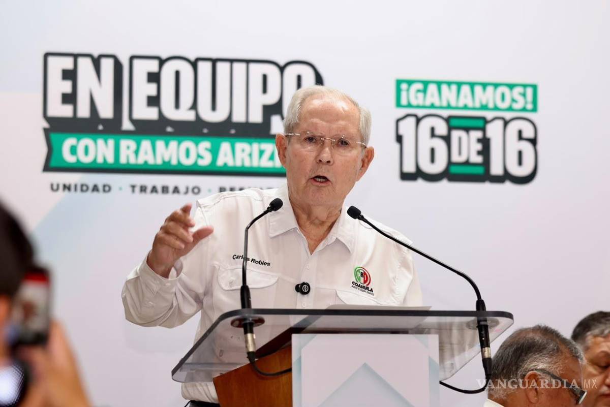 $!Carlos Robles Loustaunau, dirigente estatal del PRI, encabezó el Consejo Político Municipal en Ramos Arizpe y entregó una placa conmemorativa del 16-0.