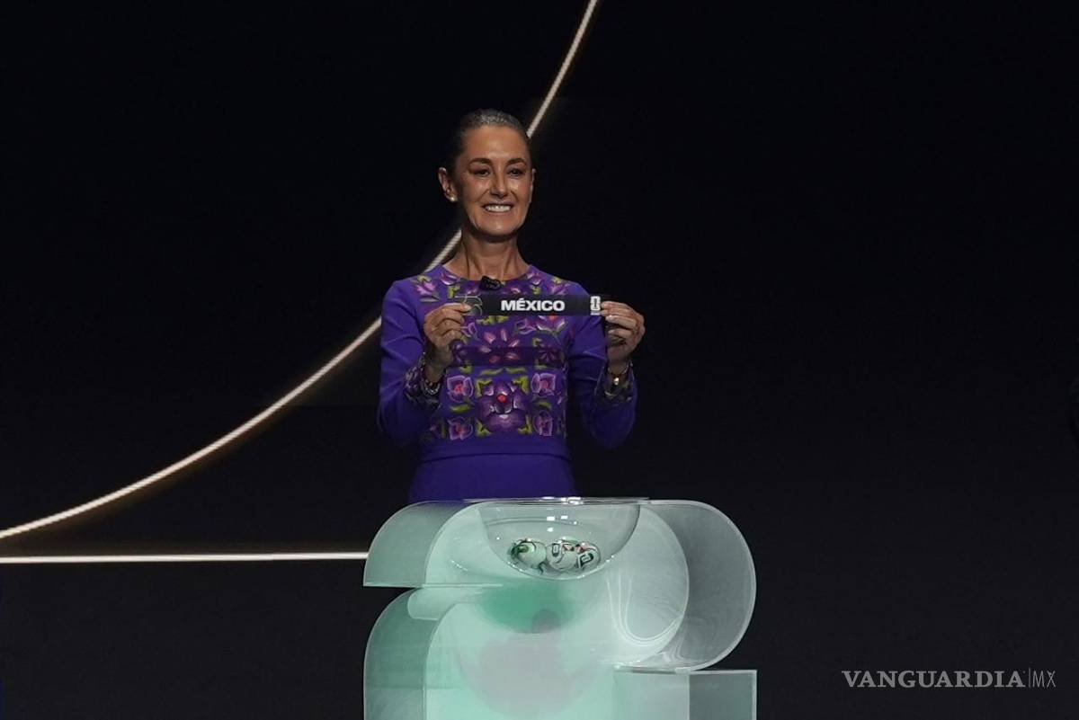 $!Claudia Sheinbaum sostiene etiqueta de México durante sorteo de la Copa Mundial 2026.
