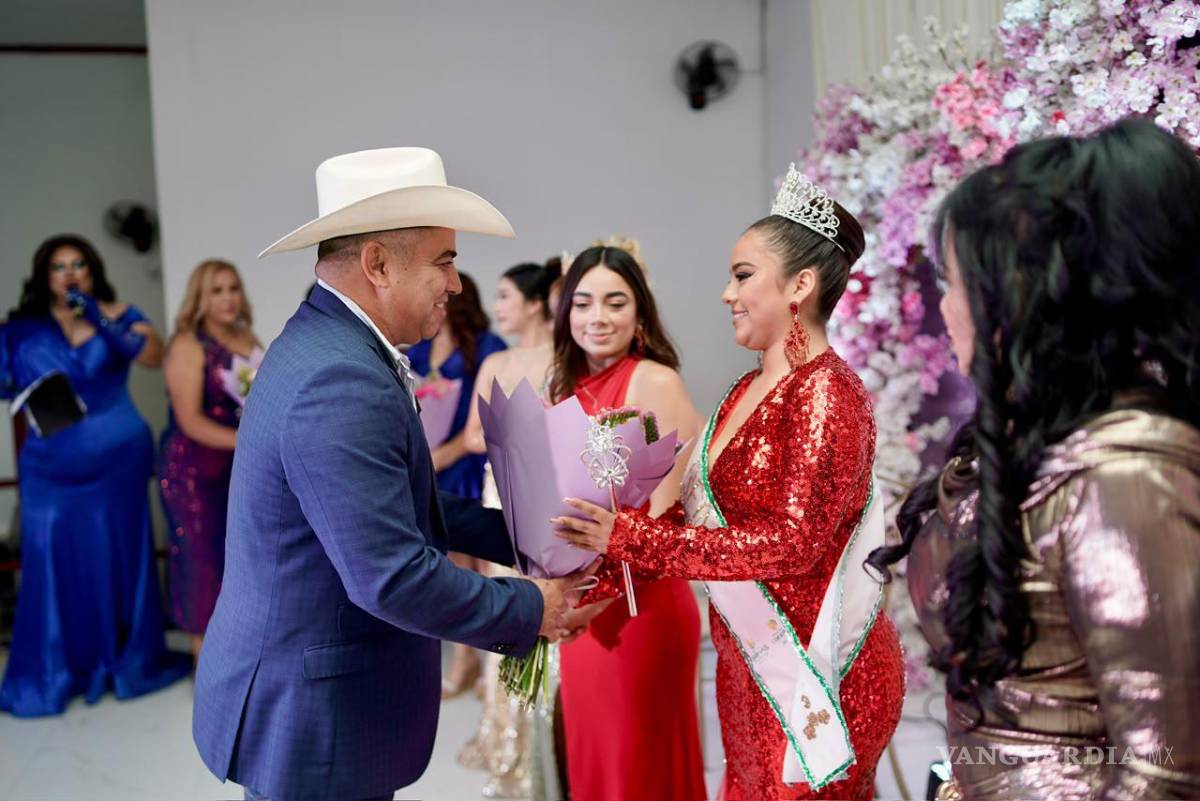 $!El alcalde de Sabinas, Feliciano Díaz, y su esposa, Victoria Rodríguez, encabezaron el evento en el auditorio de la Escuela de Enfermería.