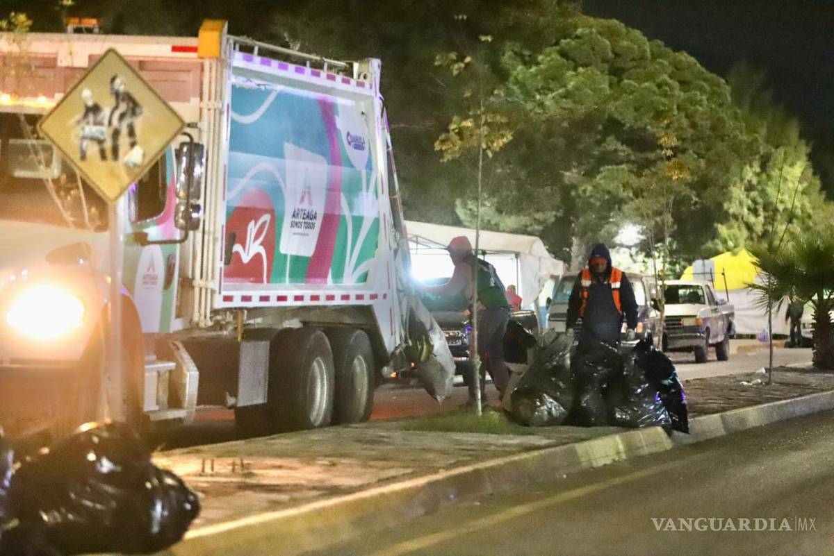 $!Personal de Servicios Primarios del municipio de Arteaga realiza recorridos especiales de limpieza y mantenimiento en la Alameda Venustiano Carranza.