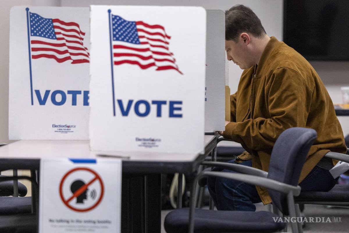 $!Un votante rellena su papeleta para las elecciones de Virginia de 2025 en el centro de votación del Centro de Gobierno del Condado de Fairfax en Fairfax, Virginia.