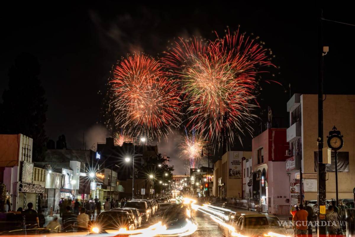 $!La pirotecnia iluminó el centro de Saltillo.