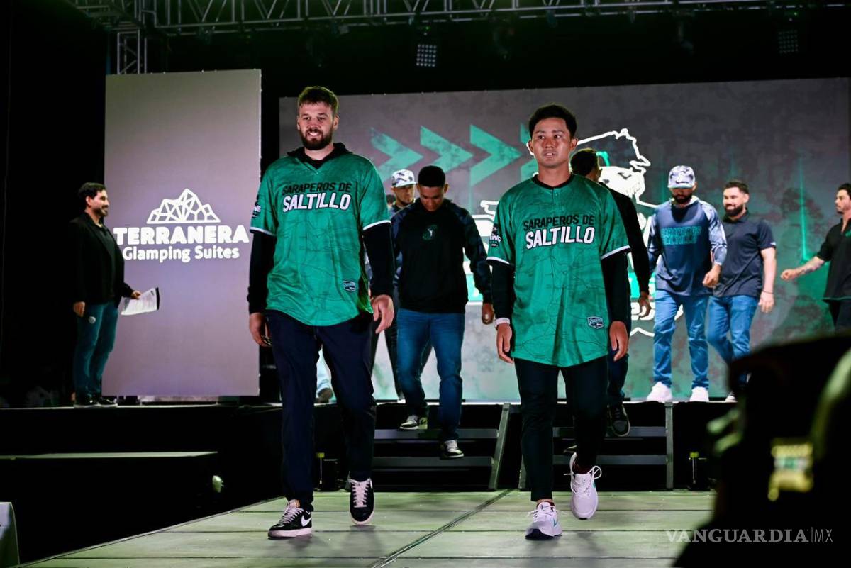 $!Jugadores del equipo modelaron los nuevos diseños ante aficionados, directivos y patrocinadores.