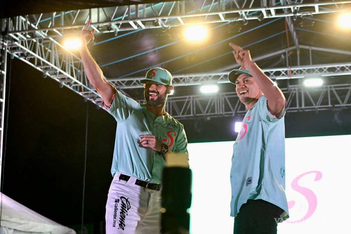 $!Jugadores del equipo modelaron los nuevos diseños ante aficionados, directivos y patrocinadores.